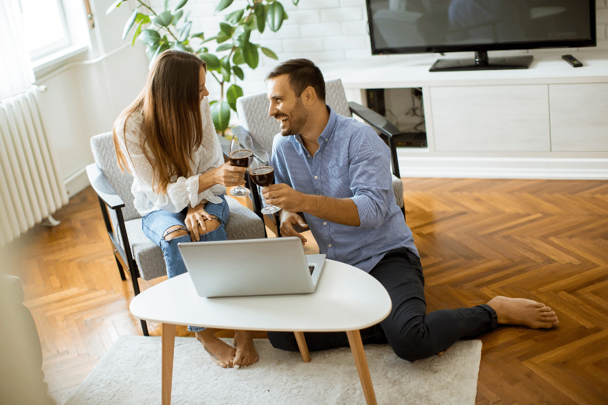 Paar mit Laptop bestellt Wein online