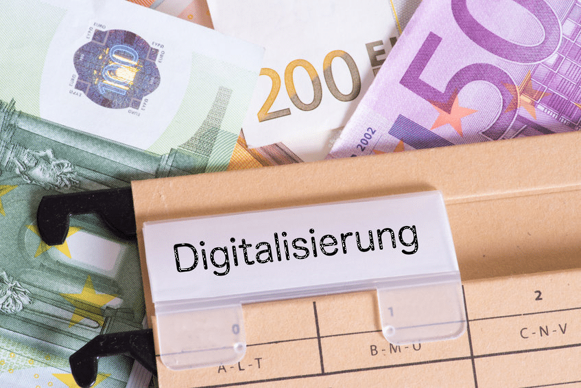 Euro-Scheine und ein Ordner mit der Digitalisierung des Aufdrucks
